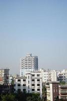 Erhöhte Ansicht von Wohn- und Finanzgebäuden der Stadt Dhaka am sonnigen Tag foto