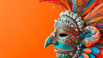 bunt Karneval gras Maske mit Gefieder und Perlen auf Orange Hintergrund foto