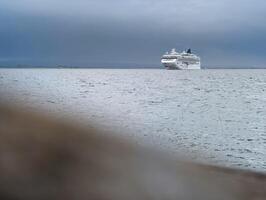 enorm Kreuzer Schiff verankert in der Nähe von Salzhügel Strand beim Galway Bucht, Irland, Ozean und Transport Hintergrund foto