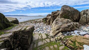 schön Seelandschaft Landschaft, felsig Küste beim wild atlantisch Weg, Salzhügel Strand in der Nähe von Schwarzfels im Galway, Irland, Natur und Landschaft Hintergrund foto