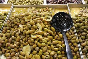 eingelegt und gesalzen Gemüse sind verkauft beim ein Stadt Basar im Israel. foto