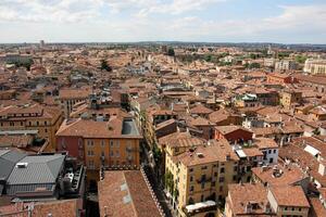 Verona Italien 09 03 2023. rot gefliest Dächer im das Stadt von Verona. foto