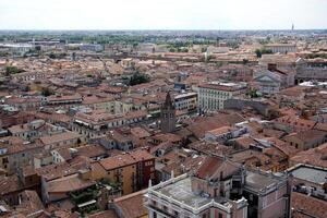 Verona Italien 09 03 2023. rot gefliest Dächer im das Stadt von Verona. foto