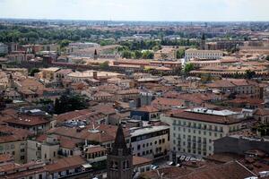 Verona Italien 09 03 2023. rot gefliest Dächer im das Stadt von Verona. foto