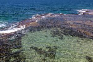 das Farbe von Wasser im das Mittelmeer Meer im flach Wasser. natürlich abstrakt Hintergrund. foto