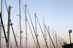 Masten im das Hafen gegen das Blau Himmel. foto