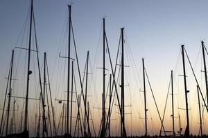 Masten im das Hafen gegen das Blau Himmel. foto