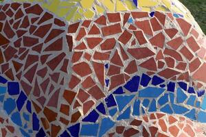 1 Keramik Marmor Mosaik. Beton Produkte bedeckt mit klein Keramik Fliesen foto