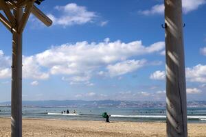 sandig Strand auf das Ufer von das Mittelmeer Meer im Nord Israel. foto