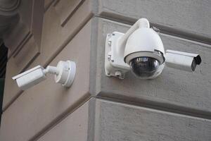 drei cctv Sicherheit Kamera Betriebs auf ein Gebäude draussen foto