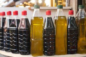 mehrere Flaschen von Öl vereinbart worden auf ein Tabelle zum Essen Lager foto