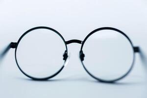 ein Paar von schwarz Brille mit ein schwarz Rahmen foto