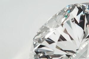 ein schließen oben von ein Diamant mit ein klar, glänzend Oberfläche foto