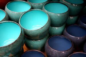 Stapel von brillant Blau Keramik Schalen foto