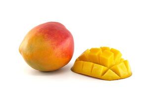 reif Mango Obst und gewürfelt Schnitt Hälfte Mango isoliert auf Weiß foto