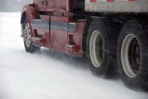 groß LKW auf schneebedeckt Autobahn foto