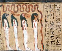 Papyrus mit Hieroglyphen und Szenen von das Buch von das tot foto