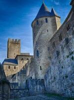 Türme und Wände von das mittelalterlich Zitadelle von carcassonne foto