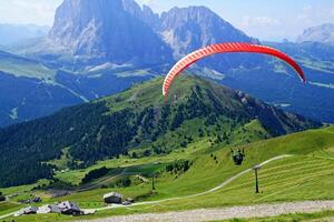 parapentes ins Leben gerufen von ein hoch alpin Wiese foto