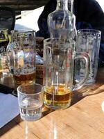 Glas von Bier beim ein draussen Restaurant foto