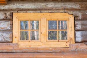 alt hölzern Haus, alt Fenster, alt Gebäude. hölzern Dach Schindel foto