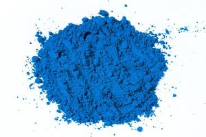 ultramarin Pigment, trocken Farbe auf ein Weiß Hintergrund, Makro foto