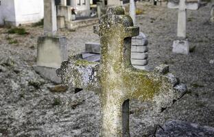 Kreuz im ein Friedhof foto