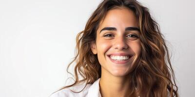 jung spanisch Latino Frau mit dunkel Brünette lockig Haar lächelnd mit Kopieren Raum. Glück, Weiß Zähne, glatt Haut Ton, natürlich Schönheit, froh positiv Konzept foto