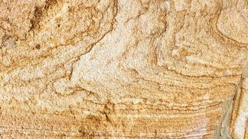 die Oberfläche aus Sandstein mit gewellten braunen Adern. Sulfidachat Textur. breites bild von braunem natursteinbeschaffenheitssphalerit. schönes wellenförmiges Schnittmuster aus Schalenblende Stein Nahaufnahme foto