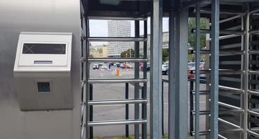 Eintritt ins Fußballstadion tagsüber ohne Personen. sichere Eingangstore - Außendrehkreuze am Stadion. bewachter Eingang. foto