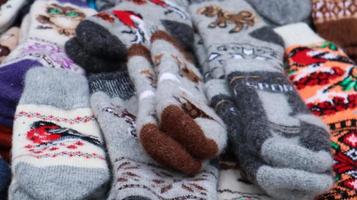 Souvenirmarkt in Jaremtsche. Nahaufnahme von natürlichen Wollsocken in den Karpaten. Ukraine, Jaremtsche - 20. November 2019 foto