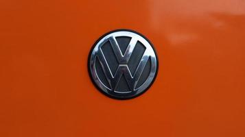 ukraine, kiew - 29. märz 2020. Nahaufnahme des Logos auf dem orangefarbenen Körper eines Volkswagen SUV.
