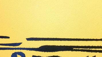 schwarze abstrakte Farbspritzer tropfen auf einem leuchtend gelben Hintergrund. schwarze Farbspritzer auf gelbem Grund. Konzept der Kunstideen. Pinsel Textur gelb und schwarz auf Hintergrund foto