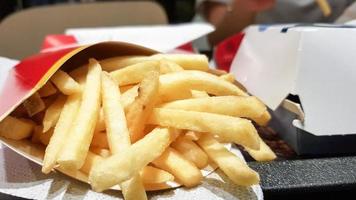 Ukraine, Kiew - 1. September 2019. Pommes und Hamburger in einem Fast-Food-Restaurant. kein gesundes Essen auf dem Tisch foto