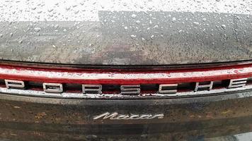 ukraine, kiew - 27. märz 2020. porsche macan sport schwarzes auto detaillierte rückansicht des körpers mit logo. foto