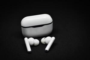 kabellos Kopfhörer, Ohrhörer auf ein dunkel Hintergrund foto