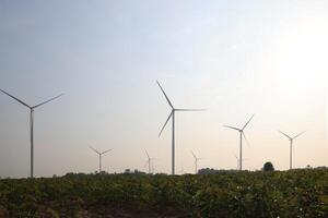 Windmühle oder Wind Turbine Bauernhof gegen Sonne erhebt euch Himmel, Öko Grün Energie, verlängerbar Energie foto