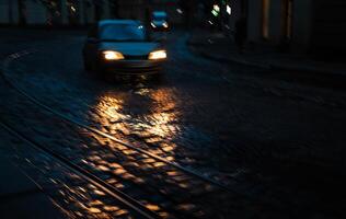 Auto Beleuchtung mit Highlights auf ein Kopfsteinpflaster Straße beim Nacht foto