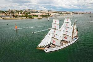 hoch Schiffe Segeln im Tagus Fluss. Lissabon, Portugal foto