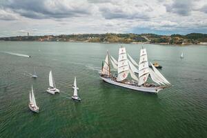 hoch Schiffe Segeln im Tagus Fluss. Lissabon, Portugal foto