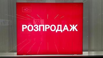 Ukraine, Kiew - 04. September 2019. Bild eines Schaufensters mit der Aufschrift Verkauf in ukrainischer Sprache auf einem roten Plakat foto