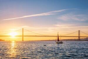Aussicht von 25 de Abril Brücke Über Tagus Fluss auf Sonnenuntergang. Lissabon, Portugal foto