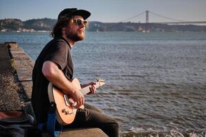 Straße Musiker spielen elektrisch Gitarre im das Straße foto