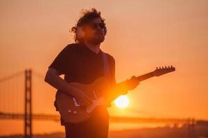 Straße Musiker spielen elektrisch Gitarre im das Straße foto