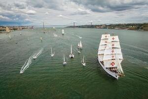 hoch Schiffe Segeln im Tagus Fluss. Lissabon, Portugal foto