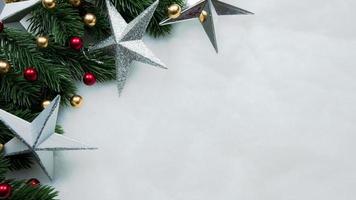 Weihnachtsschmuck, Kiefernblätter, Kugeln, Beeren auf schneeweißem Hintergrund, Weihnachtskonzept foto