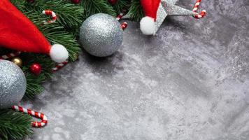 Weihnachtsschmuck, Kiefernblätter, Bälle, Beeren auf Grunge-Hintergrund, selektiver Fokus Weihnachtskonzept foto