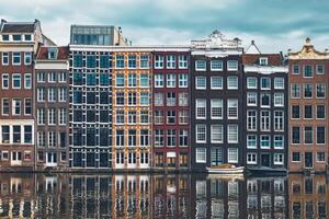 Häuser und Boot auf Amsterdam Kanal damrak mit Betrachtung. ams foto