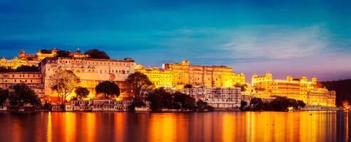 udaipur Stadt Palast im das Abend Panorama- Sicht. Udaipur, indisch foto