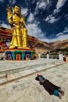 tibetanisch Buddhist Frau Anbetung Buddha, Ladakh foto